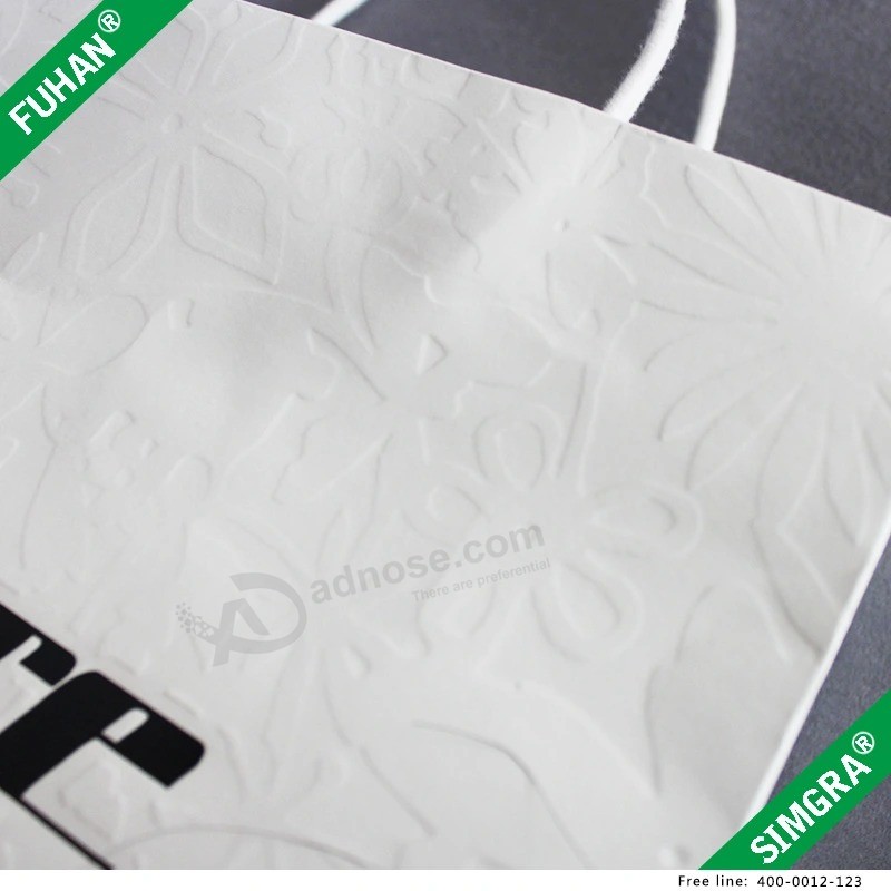 Bolsa de embalaje con estampado de papel blanco con logotipo en relieve para camisa