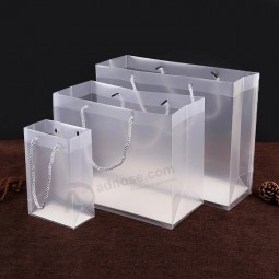 Bolsos de compras de mano de plástico PP / PVC de regalo transparente con mango de moda