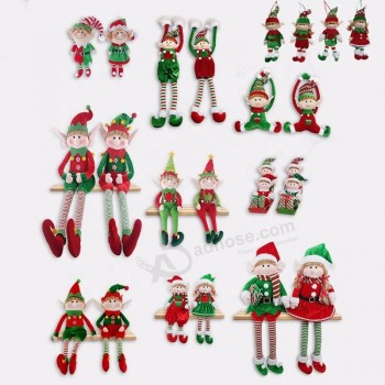 Weihnachtselfe auf einem Regal niedliche Weihnachtspuppe Ornamente Elf Stofftier