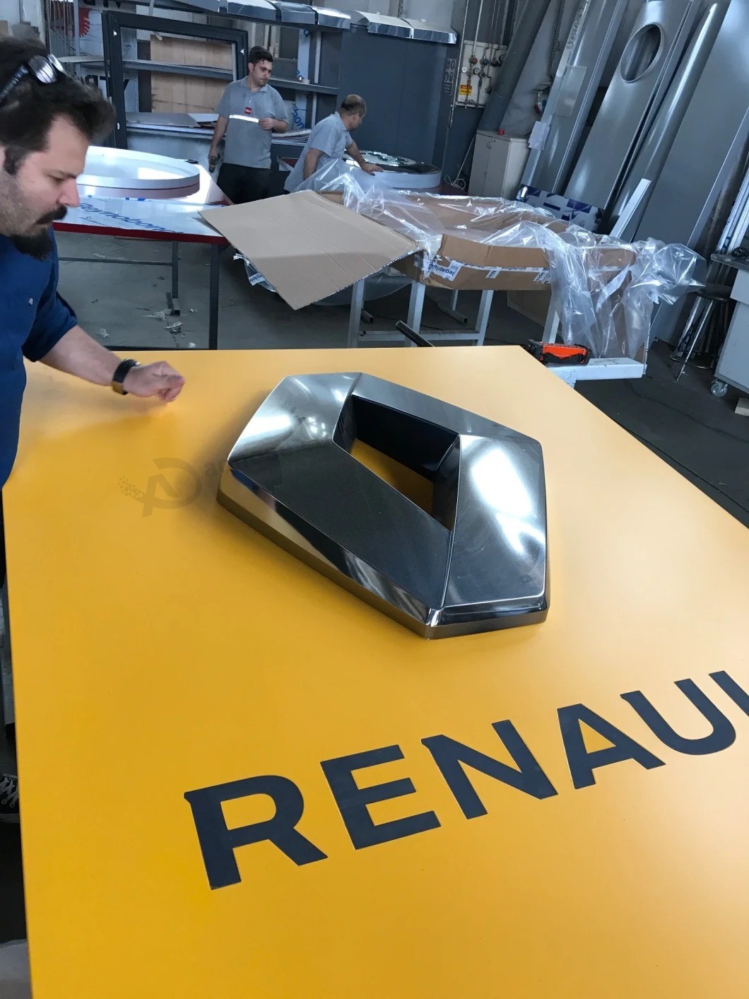 High Quality Vacuum Coating Auto LED Car Logo Sign Board for Pylon and Billboard for Advertising Car Store