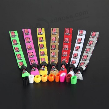 다채로운 자물쇠가있는 폴리 에스테르 소재의 손목 밴드