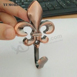 不同的颜色和完成花形钩
