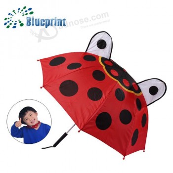 子供たちの漫画動物の形の傘を販売してい