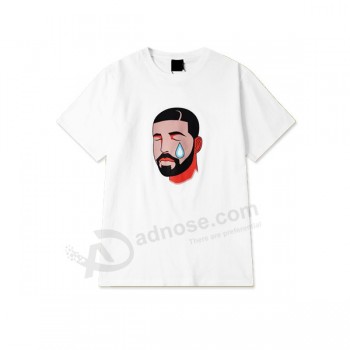 CaMiseta branca coM uM logotipo dos desenhos aniMados para a venda