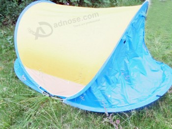 Ts-Sc003 2人がキャンプ用テントを販売してい