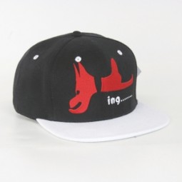 Rilievo/Cappelli con logo del marchio ricamato