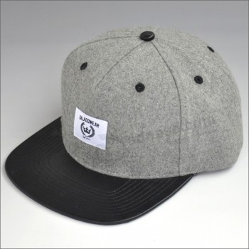 Venta al por mayor de cuero negro snapback sombreros en blanco personalizado