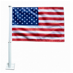 Bandiere americane con il palo della migliore automobile di vendita