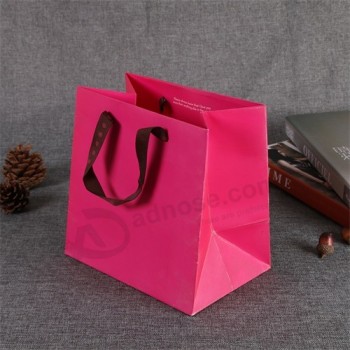 ハンドル付きの新鮮なカスタムロゴプリントショッピングバッグギフト紙袋