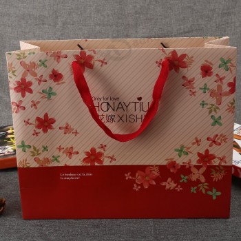 豪華なカスタムは、リボンのハンドルを持つ贈り物の印刷紙のショッピングバッグを作る
