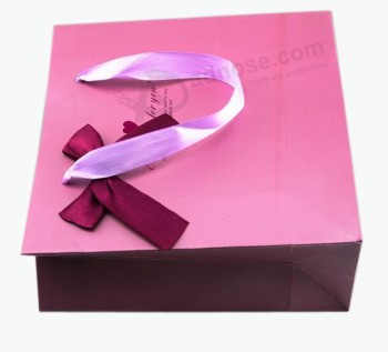 リボンの弓を持つ人気のピンクの色の紙袋の卸売カスタムロゴ (YY-B0126)