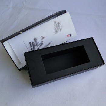 изготовленная из картона бумага подарочная коробка с пенопластовой вставкой