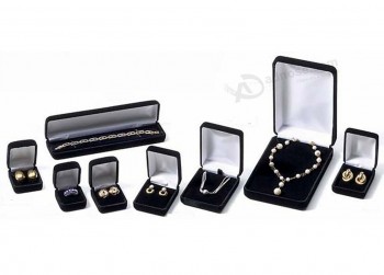 黑色珠宝盒，印有天鹅绒和徽标