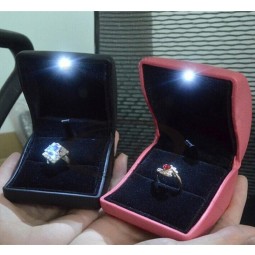 패션 목조 흰색 빛 보석 반지 상자를 주도