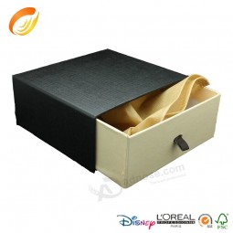 Boîte de cadeau ronde en carton spécial papier doré avec spot uv