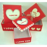 Confezione regalo in laminato opaco nero con spot uv