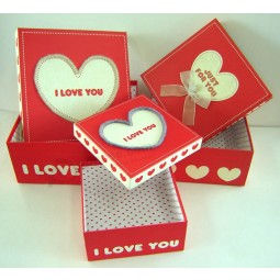 Confezione regalo in laminato opaco nero con spot uv