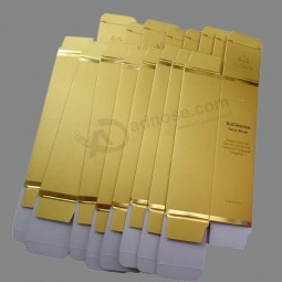 Senhoras laminadas compõem caixa com folha de ouro