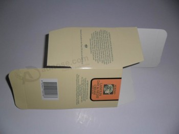 La piccola carta di cartonE nEra stampata su misura abbElliscE la scatola cosmEtica con la lamina d'argEnto calda