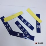 不寻常的贴纸在黑纸上打印白色字