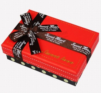 Confezione regalo di carTa personalizzaTa in carTone di cioccolaTo con nasTro