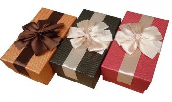 Caja de regalo hecha a mano de papel de carTón de ChocolaTe.