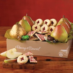 과일 및 쿠키에 대 한 고전적인 크리스마스 선물 상자입니다