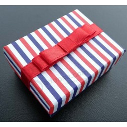 Benutzerdefinierte hoch-Qualität gestreifter Druck KrawaTte Paket BoX mit roten Bowknot