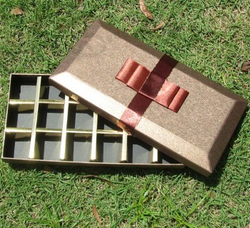 卸売カスタム高-品質黄金のアート紙チョコレートギフトボックス