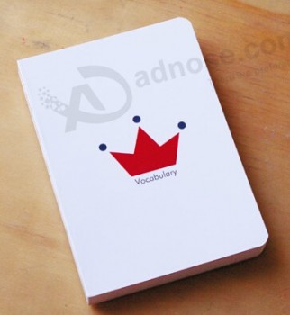 маленький организатор твердой обложки с красной короной для оформления логотипа