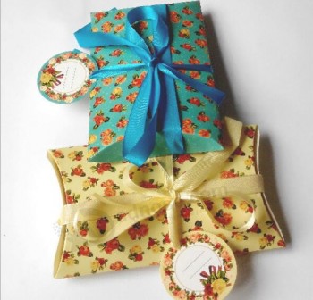 Kleine kleurrijke kussenvorm kerst geschenkdoos met strik voor met uw logo