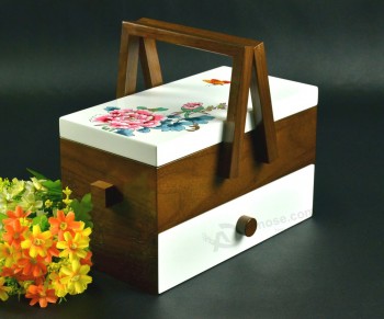装飾的なパターンは、あなたのロゴと木製の食品の収納バスケットを描いた