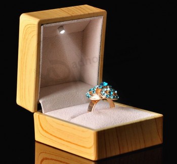 Haut personnalisé-Fin luxueuse boîte en bois d'affichage d'anneau avec la lumière menée