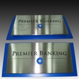 Bank vertikal gebürStetem EdelStahl Siebdruck Plaques