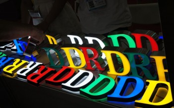 полноцветные светодиодные буквы со светодиодной подсветкой в ​​виде рекламного щита с надписями