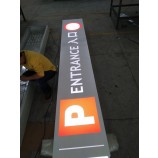 Externe buiten parkeerplaats uitgang entree directory vehicular totempaal Monument.enteken