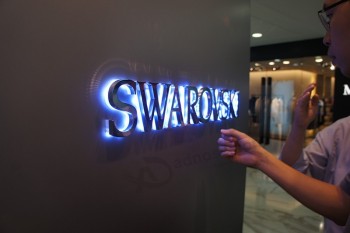3D不锈钢制造和丙烯酸通道字母商店广告vewrtising