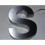 솔질하고 광택을 낸다-조명 된 금속 스테인레스 스틸 3d 문자를 서명