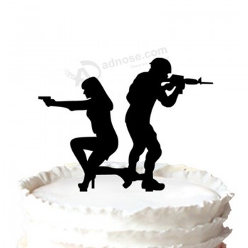 Groothandel op maat hoog-Einde soldaat bruidStaart topper-bruid en bruidegom met piStool taart topper