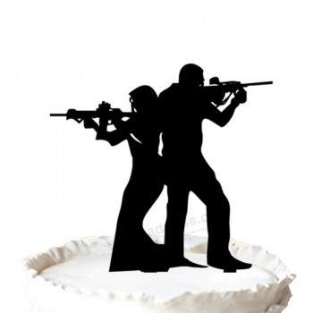 Al por mayor personaLizAnuncio.o alto-Rifle de extremo con la arma de la novia y el novio silueta topper de paS tel de bodas