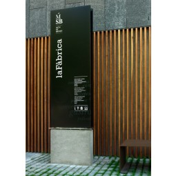 밝기 맞춤 된 거리 도로 표지판 교통 안전 로그인하십시오
