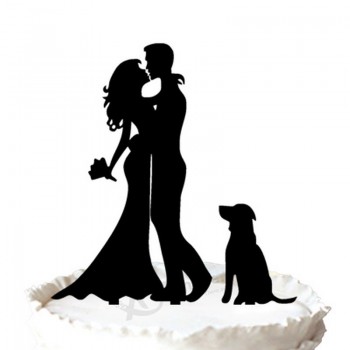 Al por mayor personaLizAnuncio.o alto-La novia del extremo y el novio siluetean el Primero de la torta de boda con el animal doméS tico del perro