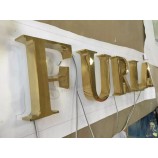 La publicité extérieure a construit le visage Rée lettre a illuminé les lettres Rée canAl illuminées