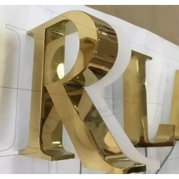 Finitura titanio costruita lettera in acciaio inossIDabile lucIDo oro lucIDo 3D