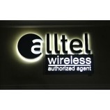 LeD verlichte brief onDertekent metAlen letters met verlichting