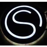 Innen beleuchtetes Logo, ausgeschnittene unD weiße Acryleinlage