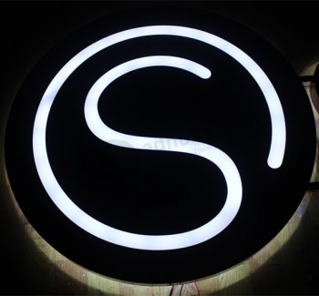Signo Ree logotipo iluminaReo internamente, recorte e inserción acrílica blanca