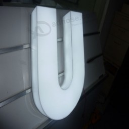 HAlo ha conDotto il segno principAle illuminato per la lettera Del canAle Del segno Del negozio Di marca