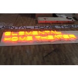 Lettre Rée canAl acrylique pleine Allumé avec la lumière orange