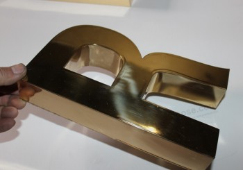 광택 된 황금 티타늄 편지 차원 문자 징후